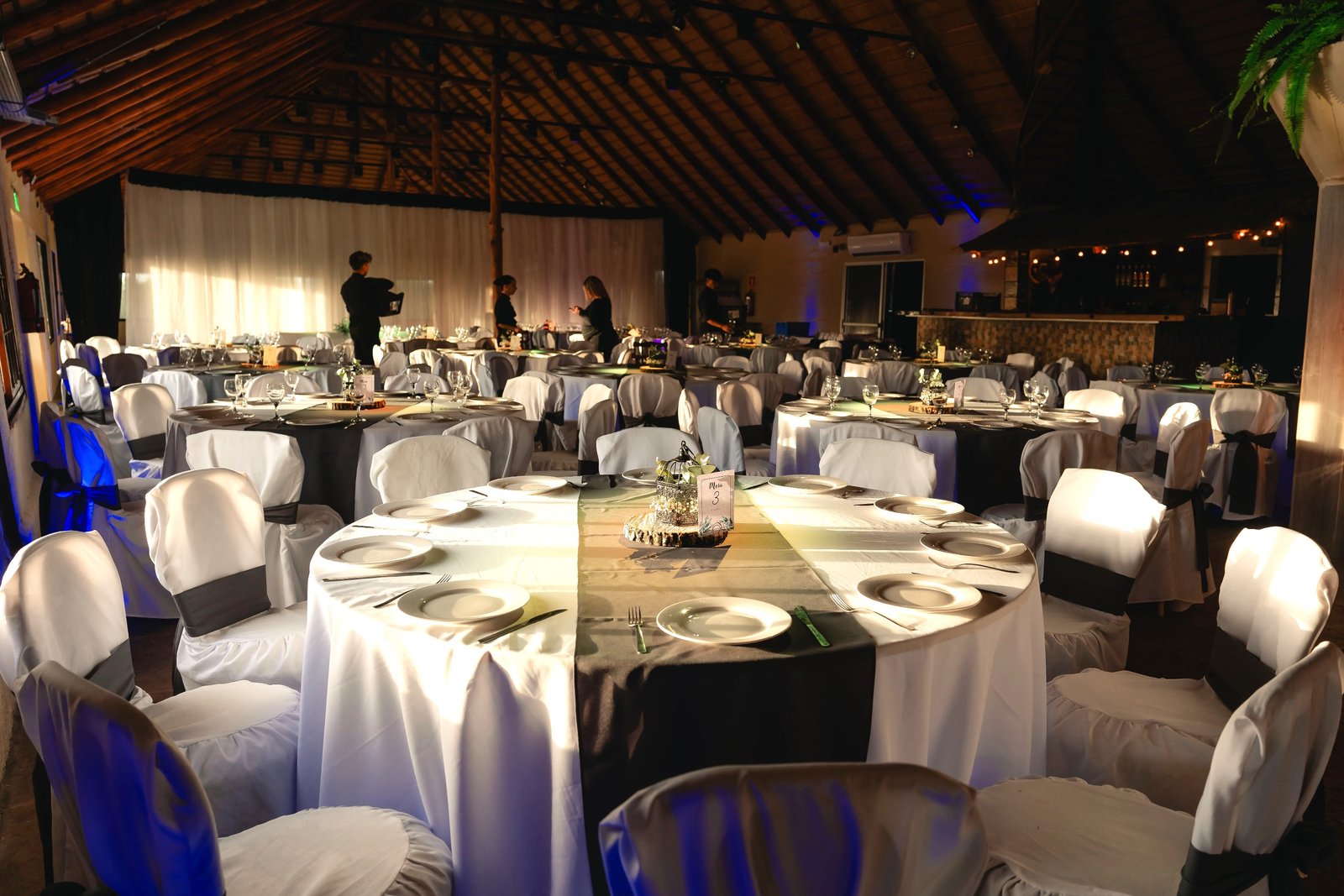 Interior del Salón Amira con mesas decoradas