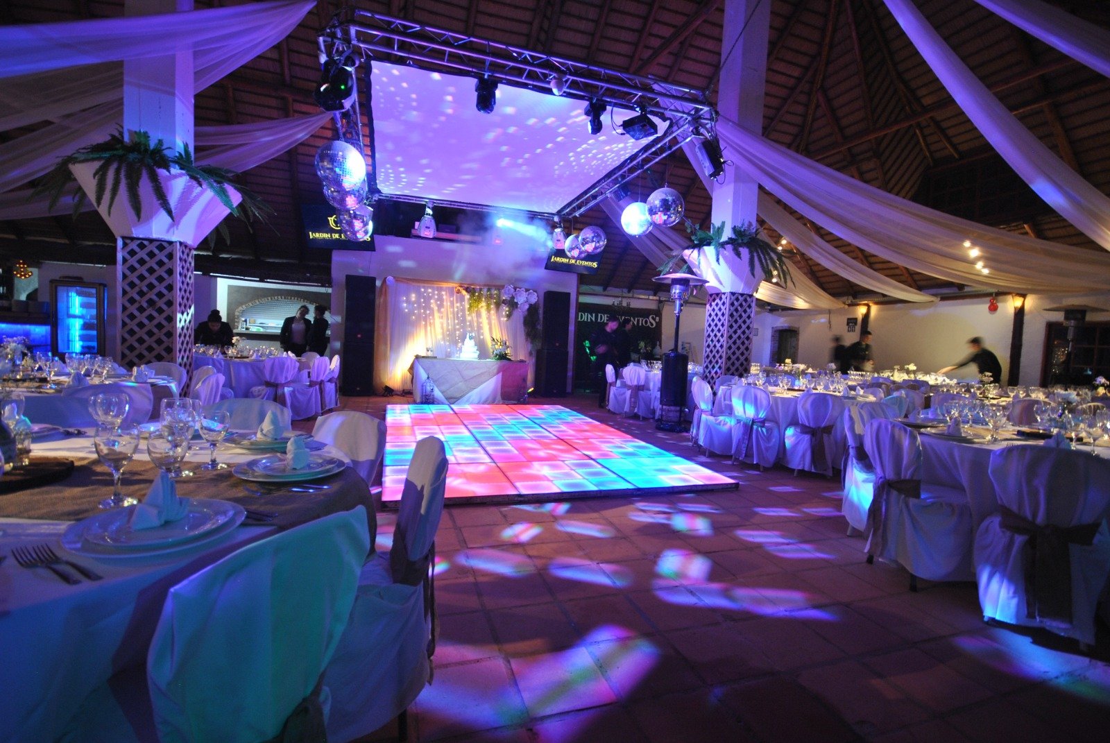 Pista de baile con iluminación profesional