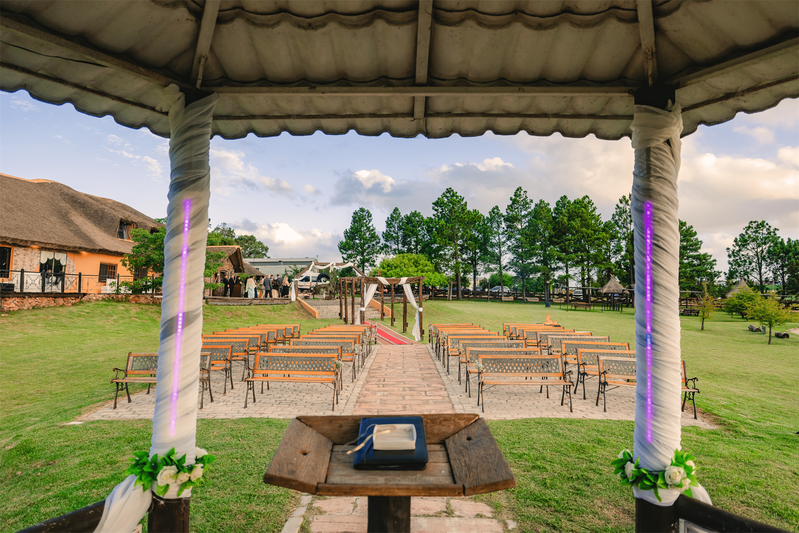 Ceremonia de boda civil al aire libre con decoración floral