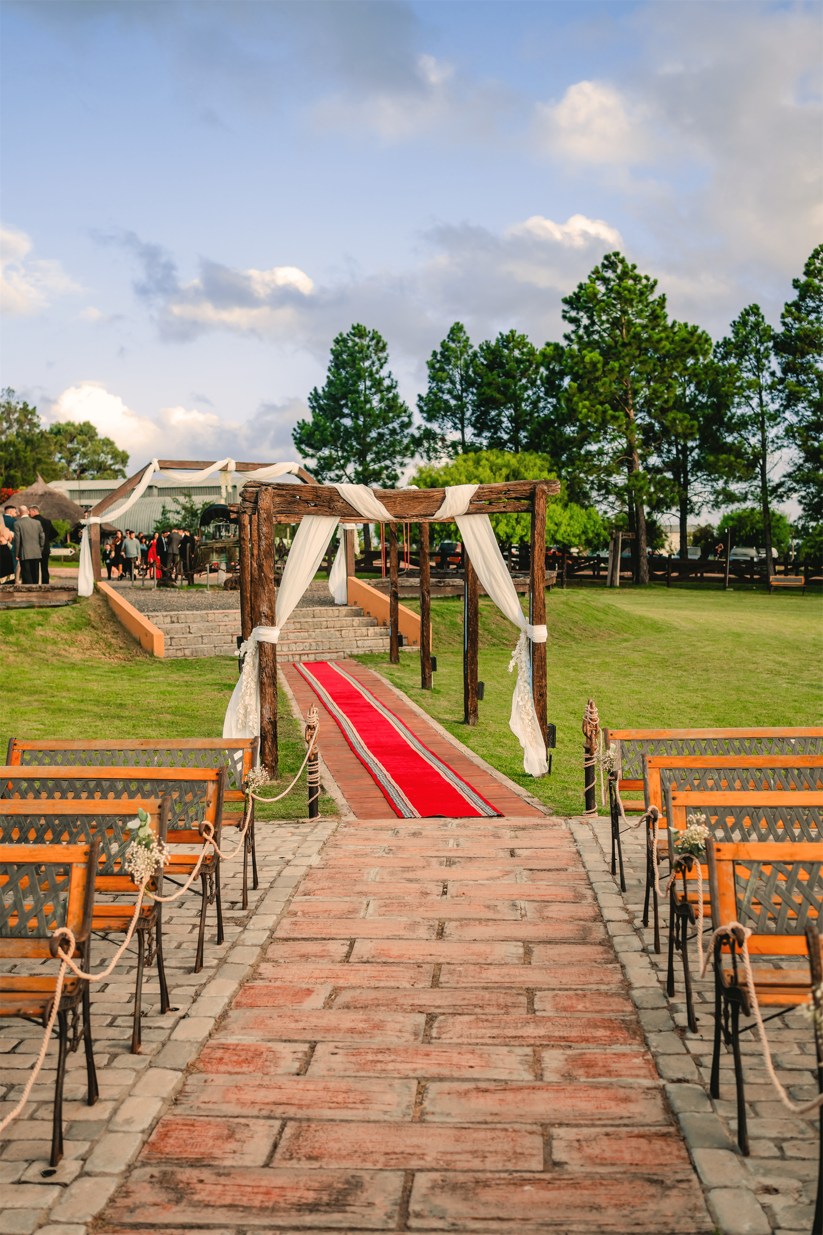 Novios caminando por un jardín decorado